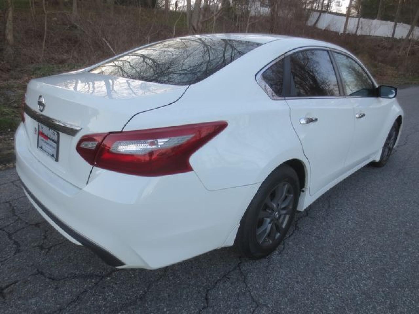 2018 White /Black Nissan Altima 2.5 (1N4AL3AP6JC) with an 2.5L L4 DOHC 16V engine, CVT transmission, located at 270 US Route 6, Mahopac, NY, 10541, (845) 621-0895, 41.349022, -73.755280 - Photo #3